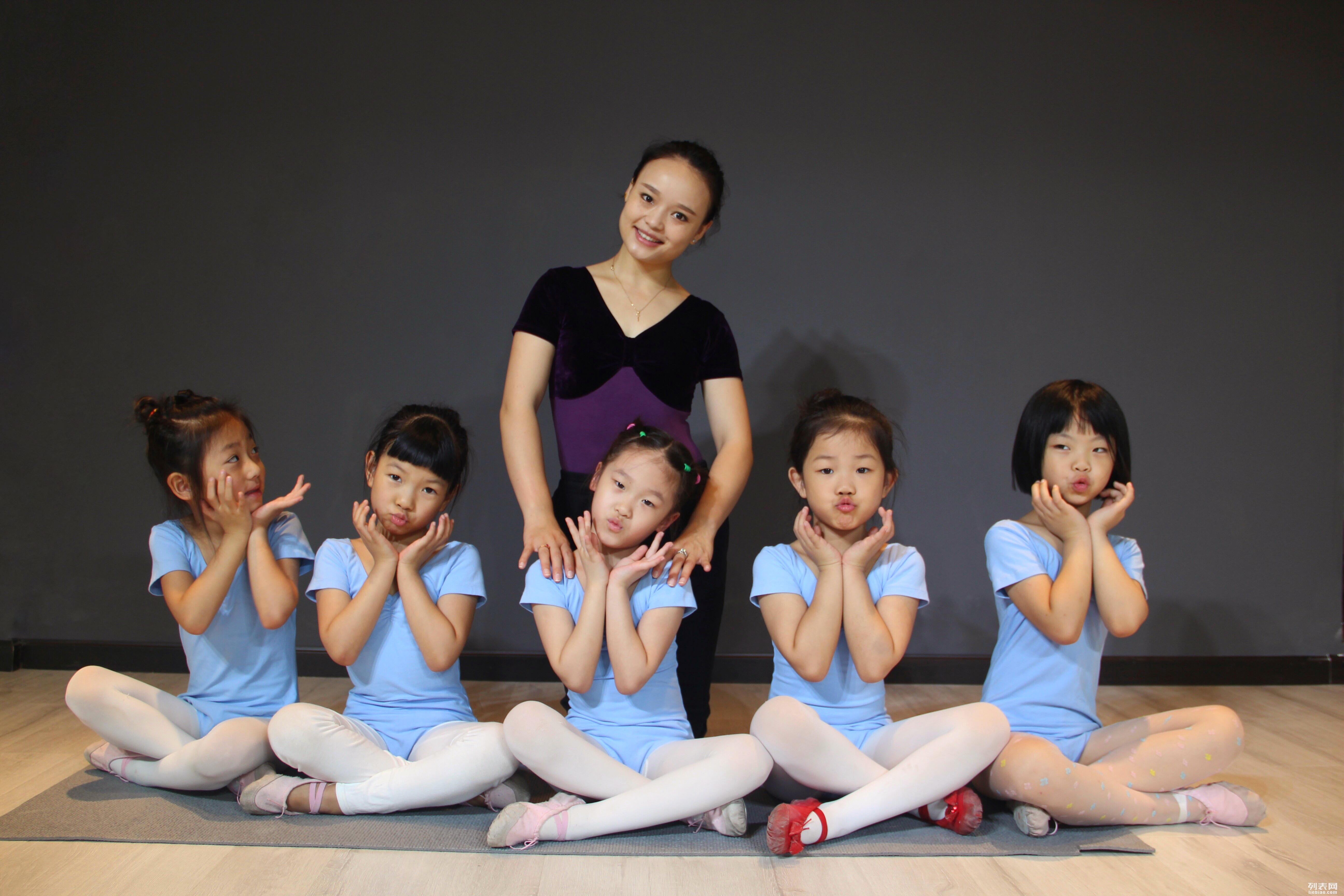 信阳舞蹈培训哪家师资力量比较好_拉丁舞蹈培训  相关-河南省手拉手艺术培训学校有限公司