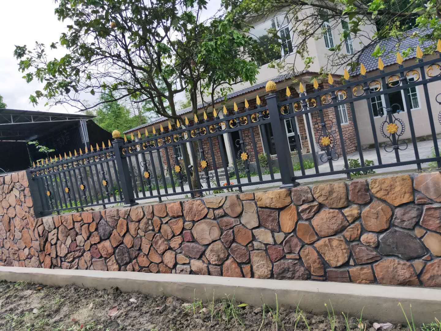 花园铁艺围栏设计_铁艺围栏制造商相关-成都鑫纵横铁艺工程有限公司