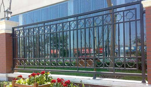 我们推荐旋转玻璃栏杆价格_玻璃栏杆销售相关-成都鑫纵横铁艺工程有限公司