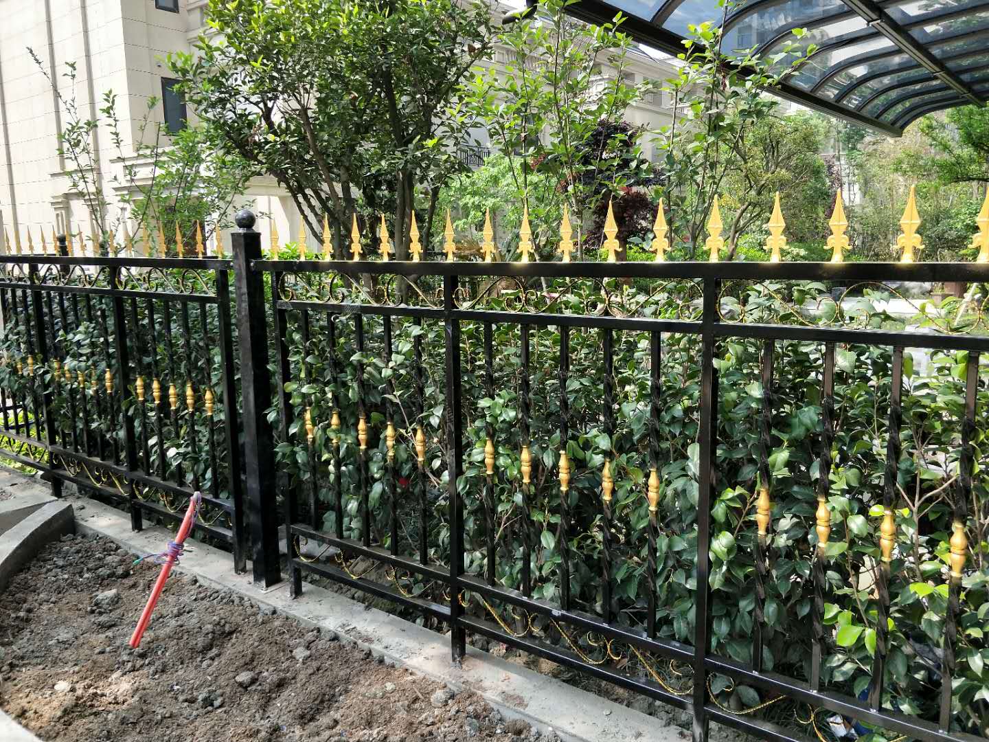 阳台栏杆尺寸如何选择_四川阳台栏杆图片_成都鑫纵横铁艺工程有限公司